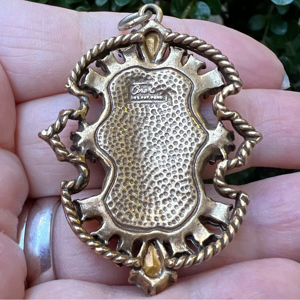 VINTAGE LARGE PENDANT BY CORO CHERUB ANGEL PLAYING FLUTE RED RHINESTONES PEARLS - Picture 14 of 16